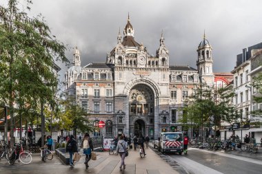 (Middenstatie olarak da bilinir) anıtsal ana bina, Antwerp Merkez Tren Garı Bruges mimar L. Delacenserie tarafından tasarlanmıştır. Bu büyük bir kubbesi ve bunların altı 1950'lerde sırasında yıkılmış sekiz küçük kuleleri vardır. Neyse ki, 