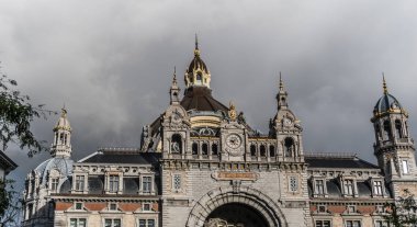(Middenstatie olarak da bilinir) anıtsal ana bina, Antwerp Merkez Tren Garı Bruges mimar L. Delacenserie tarafından tasarlanmıştır. Bu büyük bir kubbesi ve bunların altı 1950'lerde sırasında yıkılmış sekiz küçük kuleleri vardır. Neyse ki, 