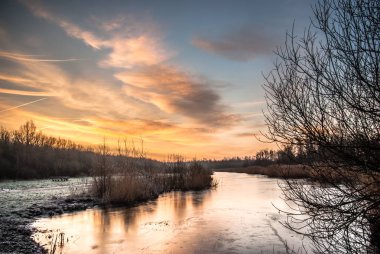 Nehir ve reedlands dramatik sabah gökyüzü Diemerbos, Diemen, Hollanda ile soğuk kış sabahı donmuş. HDR