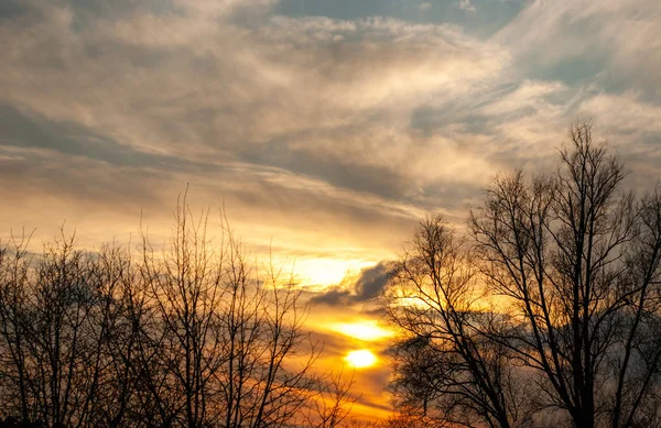 Gelb Orangefarbener Sonnenuntergang Mit Blauem Himmel Und Weiß Grauen Wolken Stockbild