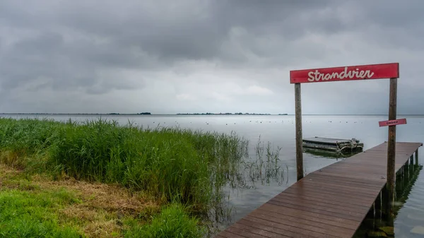 Strandvier 'den Marken manzaralı bir bot ve iskele. Monickendam, Kuzey Hollanda, Hollanda