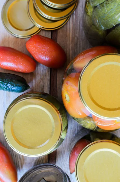 Bovenaanzicht van potten met Ingeblikte tomaten en komkommers — Stockfoto