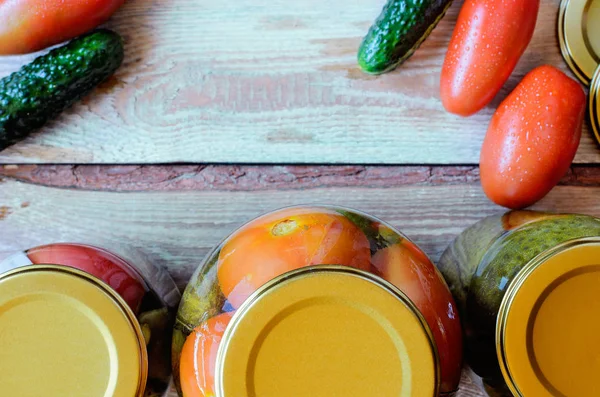 Vista superior de frascos con tomates enlatados y pepinos — Foto de Stock