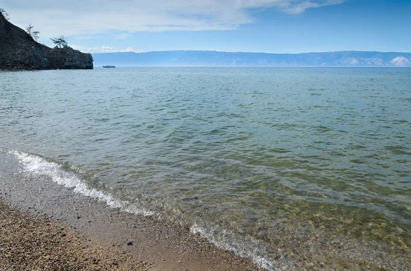 Vatten av Bajkalsjön. Pittoreska bukten. Olkhon Island — Stockfoto