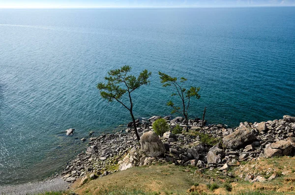 Malerischer Blick vom Kap Schamanka auf das kleine Meer des Baikalsees. huzhir Dorf. olchon-Insel — Stockfoto