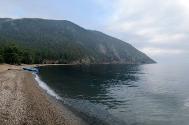 Yağmur sonra pitoresk uzun kumlu plaja. Sukhaya Bay, Baykal Gölü