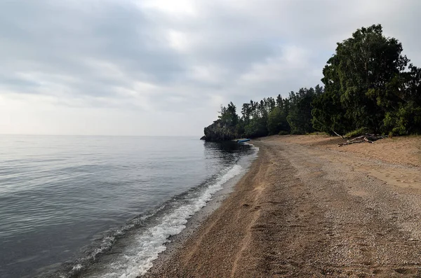 雨の後の美しい長い砂浜のビーチ。Sukhaya 湾、バイカル湖 — ストック写真