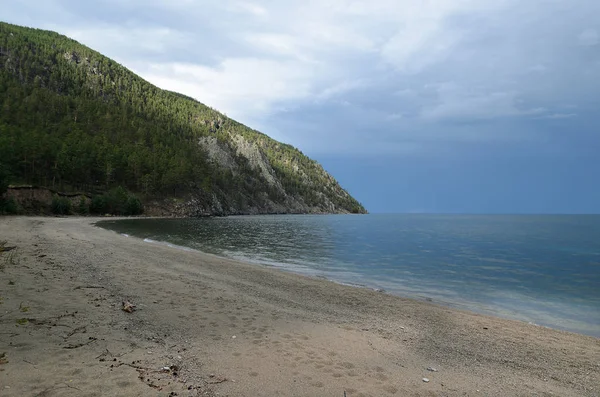 Malebné dlouhou písečnou pláž. Sukhaya Bay, jezero Bajkal — Stock fotografie