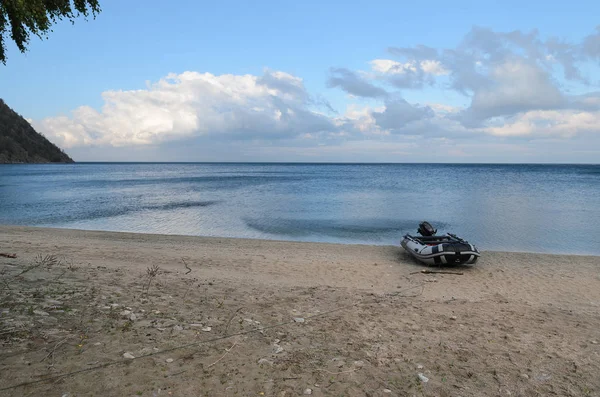 Větrné vzory na vodní plochu a fishinf gumový člun na pobřeží. Jezero Bajkal — Stock fotografie