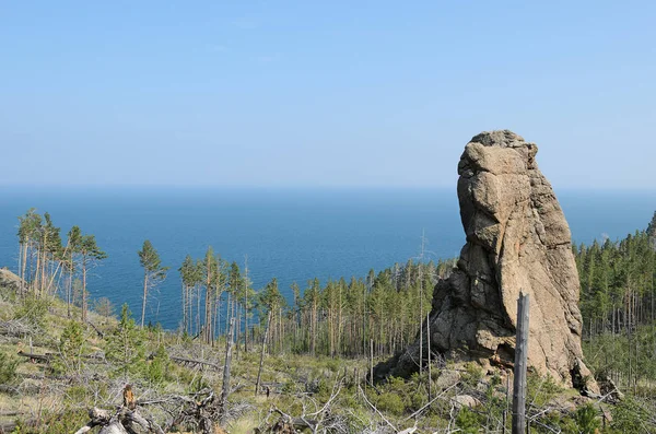 Baykal Gölü'nün yüksek kayalık sahil mavi su görüntülemek — Stok fotoğraf