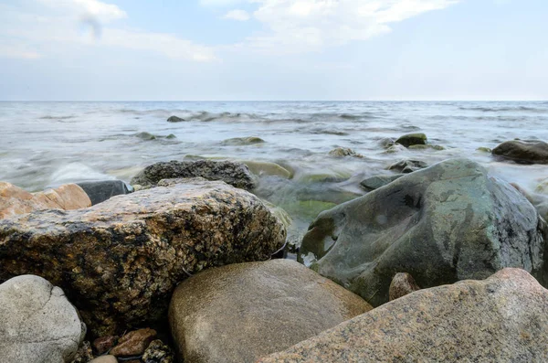 Каменный берег с зеленой скалой. Залив Харджино. Байкаль — стоковое фото