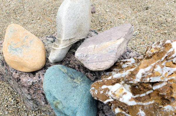 Farbige einzigartige Steine aus der Bucht von Hargino. Baikalsee — Stockfoto