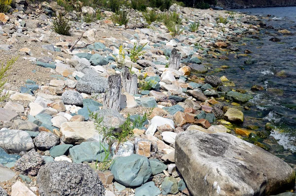 Orilla pedregosa con roca verde. Bahía Hargino. Lago Baikal —  Fotos de Stock