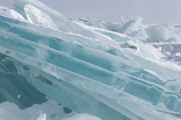 Чистий льоду Байкал. Синій floes на сонці — стокове фото