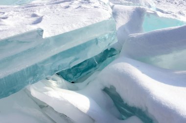 Kışın Deniz baykal. Karlı yüzey saf mavi parçası