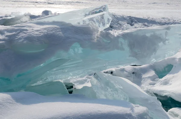 Lac Baïkal en hiver. Floe bleu pur sur surface enneigée — Photo