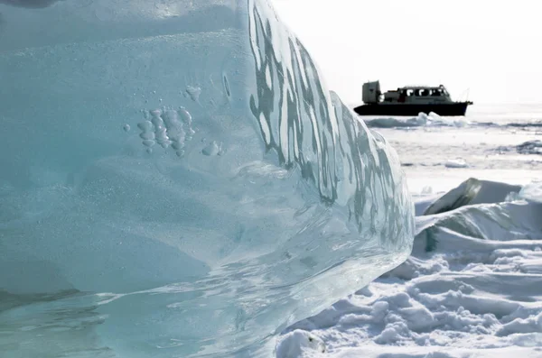 Lago Baikal in inverno. Puro floe blu su sfondo hovercraft — Foto Stock