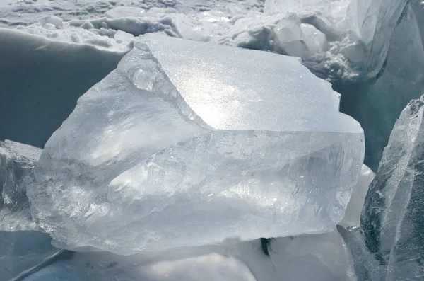 Het Baikalmeer in de winter. Stukken van sprankelende zuivere transparante ijs — Stockfoto