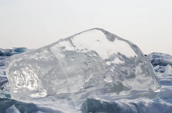 Λίμνη Βαϊκάλη το χειμώνα. Ειρήνη λαμπιρίζοντας καθαρό διαφανή πάγου — Φωτογραφία Αρχείου
