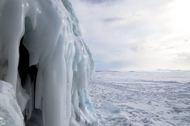 Donmuş kayalar ve taşlar, gölün buz gibi sırasında oluşan buz sıçraması
