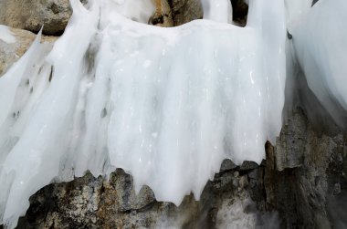 Donmuş kayalar ve taşlar, gölün buz gibi sırasında oluşan buz sıçraması