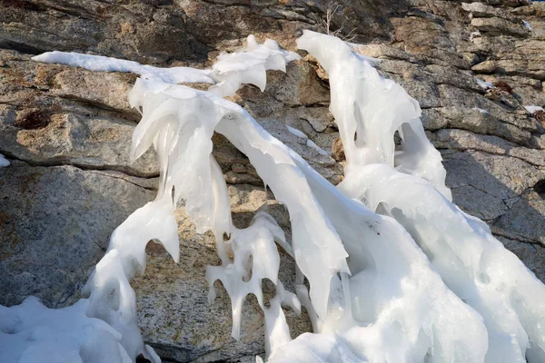冰溅在冰封的岩石和石头上 形成于湖面结冰过程中 — 图库照片