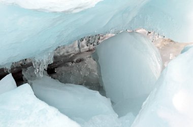 Pürüzsüz buz blockes ve donmuş kayalar ve taşlar, Deniz baykal donma sırasında oluşan duvarlara
