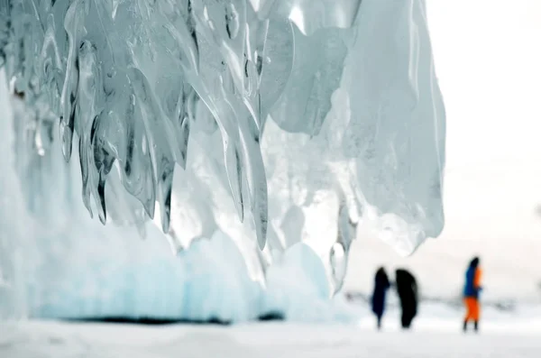 冷冻贝加尔湖水 透明的冰柱 冰溅在冰封的岩石和石头上 形成于湖面结冰过程中 — 图库照片