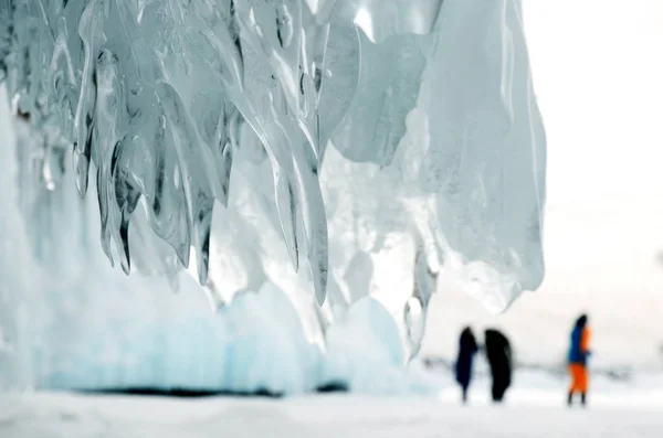 Bevroren Baikal Water Transparante Ijspegel Ijs Spatten Bevroren Rotsen Stenen — Stockfoto