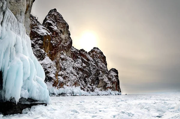 Puesta Sol Salpicaduras Hielo Rocas Congeladas Costa Oeste Isla Olkhon — Foto de Stock