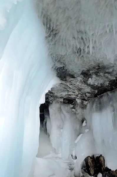 아이스 방입니다 얼어붙은 바위와 겨울에 바이칼의 동안에 밝아진의 — 스톡 사진