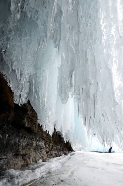 Donmuş kayalar ve taşlar, gölün buz gibi sırasında oluşan buz sıçraması