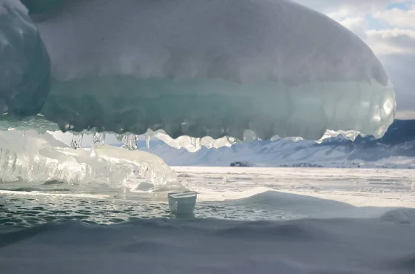 Nahaufnahme Gefrorenes Transparentes Baikalwasser Eisspritzer Von Wellen Küsten — Stockfoto