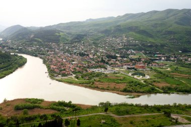Svetitshoveli Katedrali ile Gürcistan'ın antik başkenti - Aragvi ve Kura nehirleri ve Mtskheta birleştiğinde üst görünümü