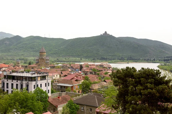 Mtskheta-starożytna stolica Gruzji. Widok na stare miasto z Jvari Monastery Hill i Katedra Svetitshoveli — Zdjęcie stockowe