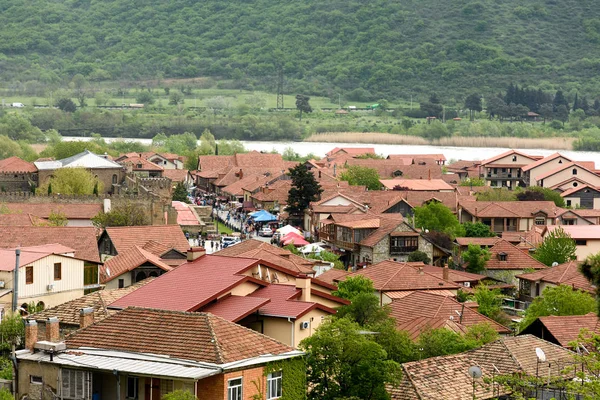 Mtskheta'nın orta kesiminin tepedeki kiremitli çatıları - Gürcistan'ın antik başkenti — Stok fotoğraf