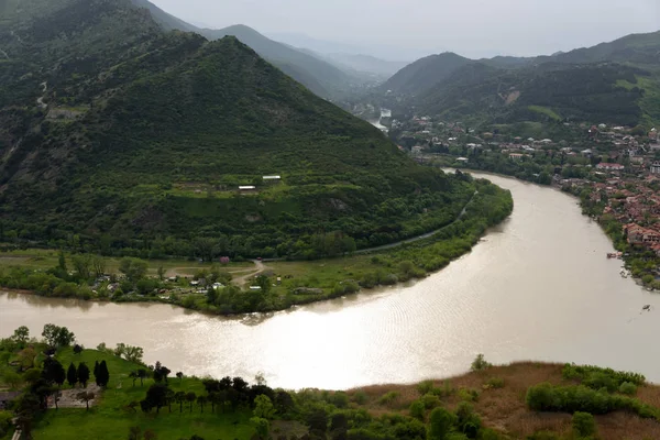 Pandangan utama tentang pertemuan sungai Aragvi dan Kura dan Mtskheta - ibukota kuno Georgia dengan Katedral Svetitshoveli — Stok Foto