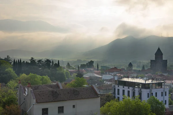 Mtskheta - ibukota kuno Georgia. Pemandangan kota tua dengan Katedral Svetitshoveli di pagi hari backlit — Stok Foto