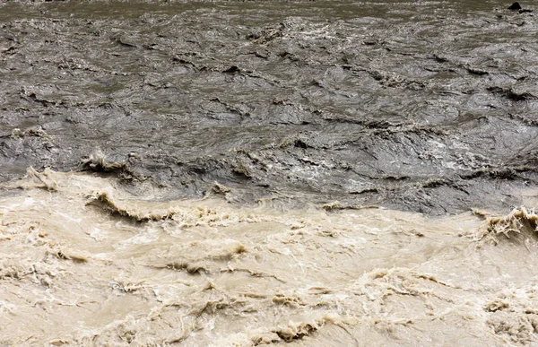 Unvermischtes Wasser des schwarzen und weißen Aragvi-Flusses — Stockfoto