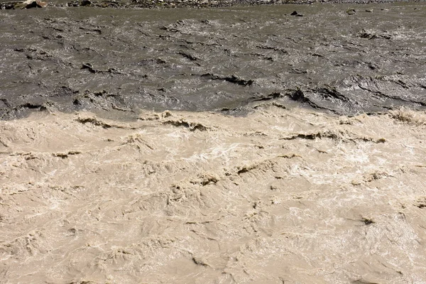 Acque non miste del fiume Aragvi bianco e nero — Foto Stock