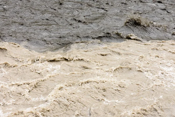 Unvermischtes Wasser des schwarzen und weißen Aragvi-Flusses — Stockfoto