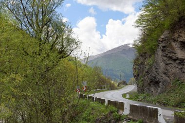 Gürcü Askeri Yolu'nun bir bölümü. Kafkas sırtı, Gürcistan