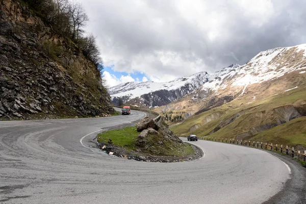 Streamer van de Georgische militaire weg. Kaukasische Ridge, Georgië — Stockfoto