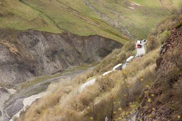 Долина реки Арагви, участок Грузинской военной дороги. Кавказский хребет — стоковое фото