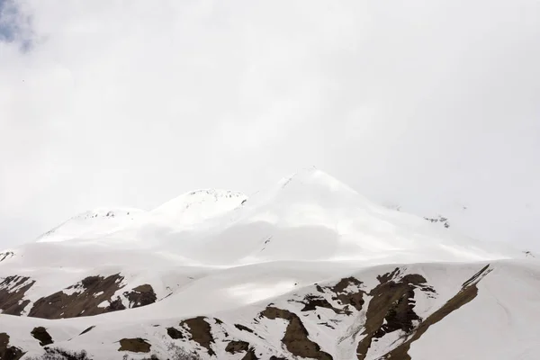 Besneeuwde toppen van het Kaukasus gebergte. Landschap langs de militaire Georgische weg — Stockfoto