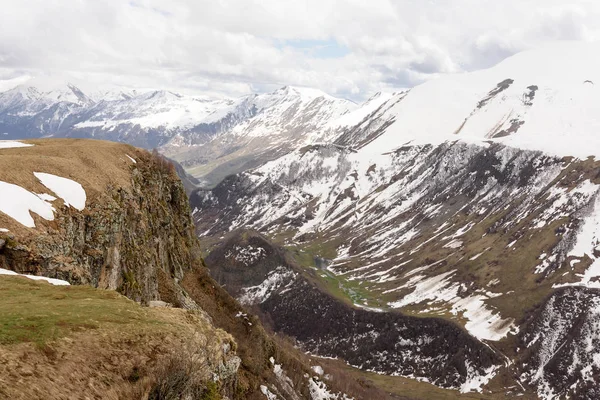 Заснеженные вершины Кавказских гор. Пейзаж вдоль военной грузинской дороги — стоковое фото