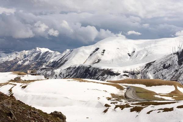 Besneeuwde toppen van het Kaukasus gebergte. Landschap langs de militaire Georgische weg — Stockfoto