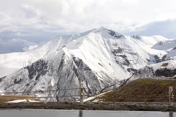 Besneeuwde toppen van het Kaukasus gebergte. Landschap langs de militaire Georgische weg — Stockfoto