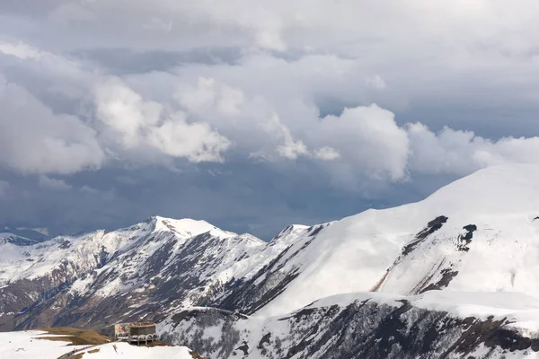 Sněhem pokryté vrcholky kavkazských hor. Na šířku po vojensko-gruzínské silnici — Stock fotografie