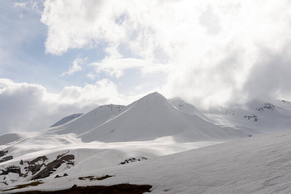 Snow-capped peaks of the Caucasus Mountains. Landscape along the military Georgian road — Stock Image Snow-capped peaks of the Caucasus Mountains. Landscape along the military Georgian road — Stock Photo, Image